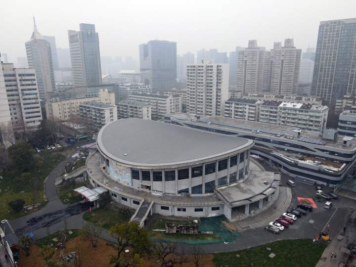 始建于1966年的杭州体育馆,就在杭州市体育场路高架不远处,造型别致