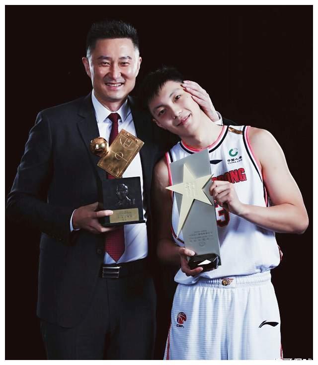 胡明轩的父亲胡建顺晒出了胡明轩,赵睿,徐杰,易建联等球员的照片鼓励