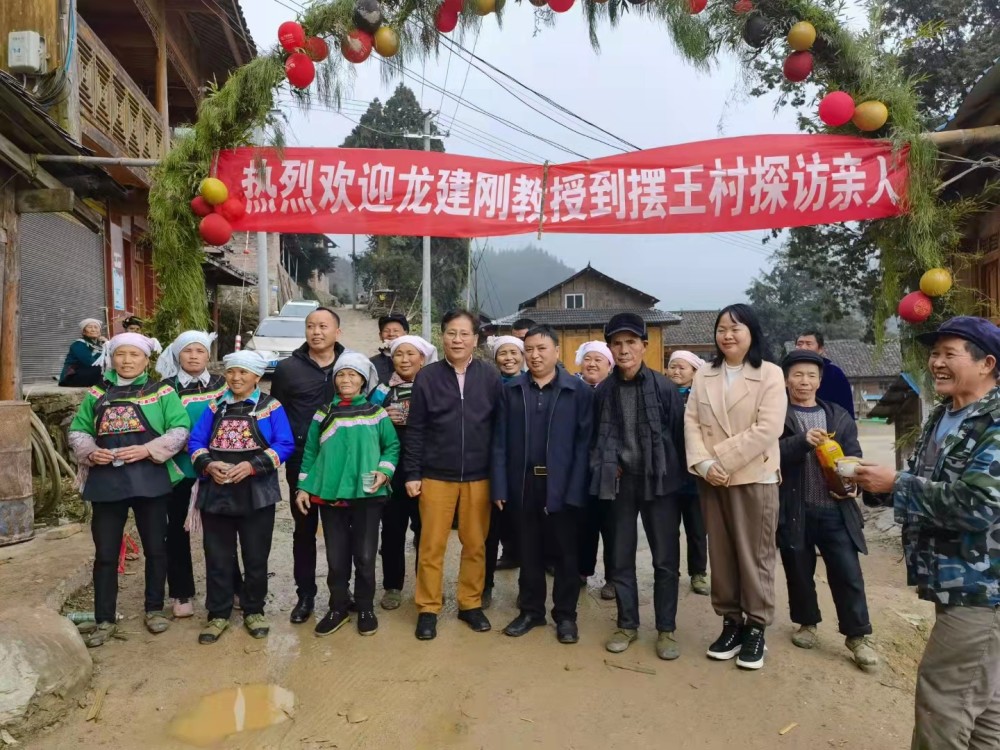 龙建刚苗寨的乡亲又托付他办事了