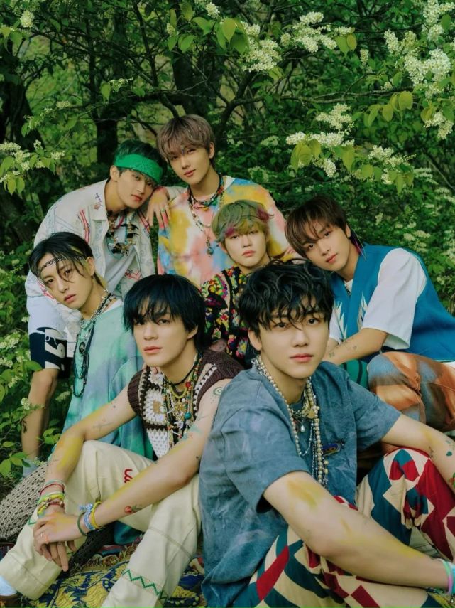 波西米亚风也可以很hiphop,nct dream在《hello future》的拍摄中就
