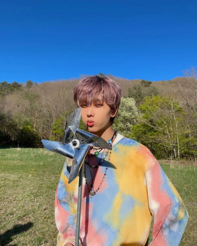 波西米亚风也可以很hiphop,nct dream在《hello future》的拍摄中就