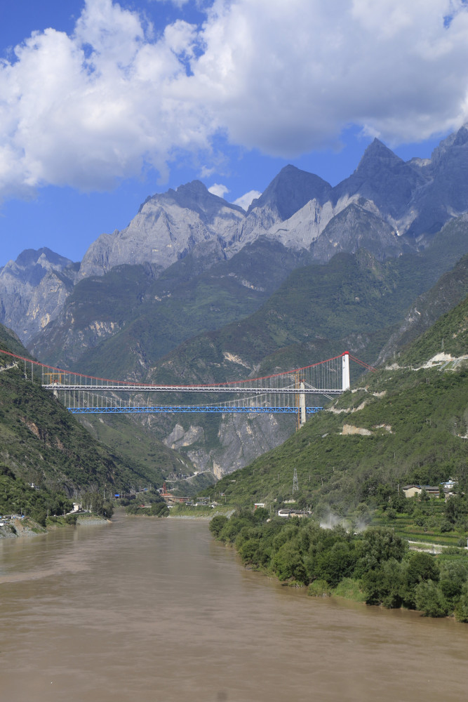 云南丽江玉龙雪山脚虎跳峡上的金沙江大桥_腾讯新闻