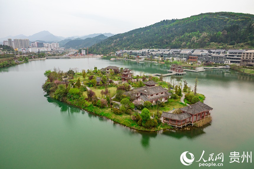 2015年,当地启动三江堰水生态保护区及滨河景观度假