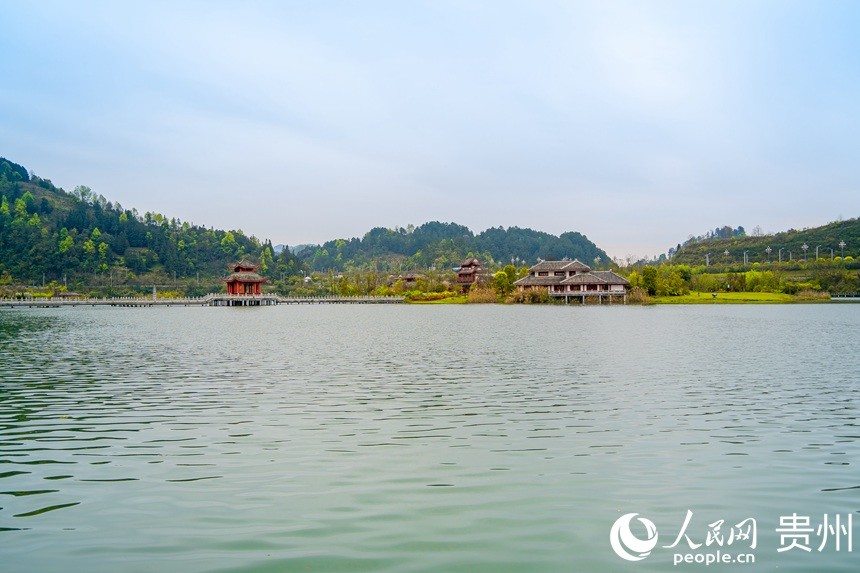 2015年,当地启动三江堰水生态保护区及滨河景观度假