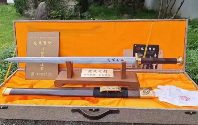 荣誉之剑三尺青峰龙泉剑,一片赤诚报国心祝愿所有兵士"百炼成钢,不负