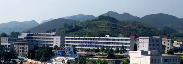 余庆县敖溪中学余庆县中等职业学校始建于1983年,是一所集中职教育