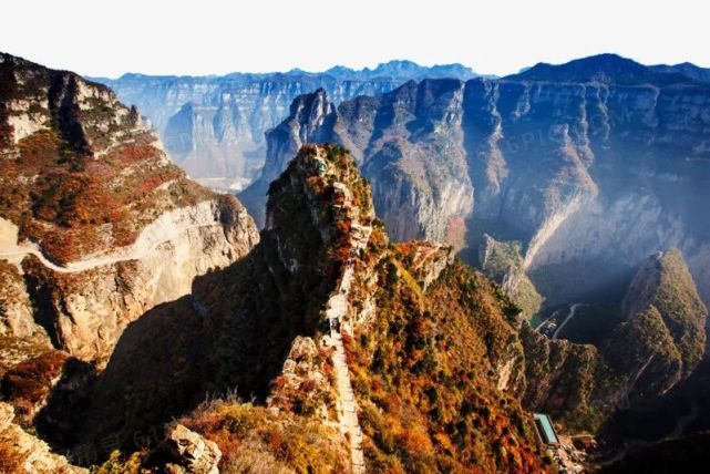 太行绝顶祖师峰,盘谷起始往上攀.危途巉石难迈脚,百步九折萦岩峦.