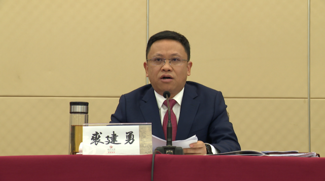 市委常委,常务副市长周尊隆主持会议.