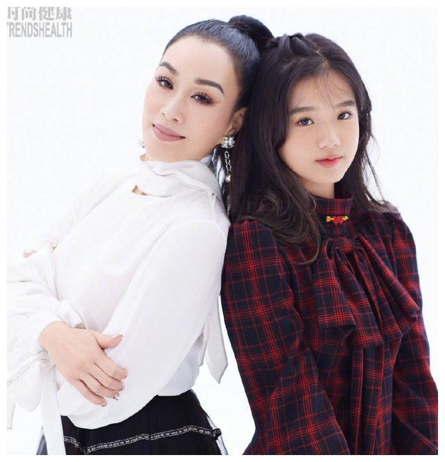 钟丽缇晒与孩子合影,3个女儿美的各有千秋,小女儿最像母亲