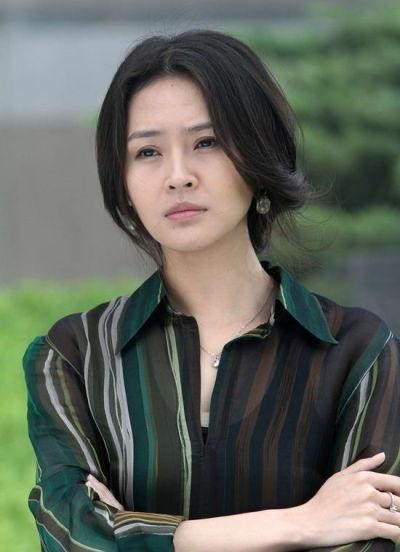 于明加被父母疯狂逼婚嫁给相亲对象和女儿一起被宠成公主