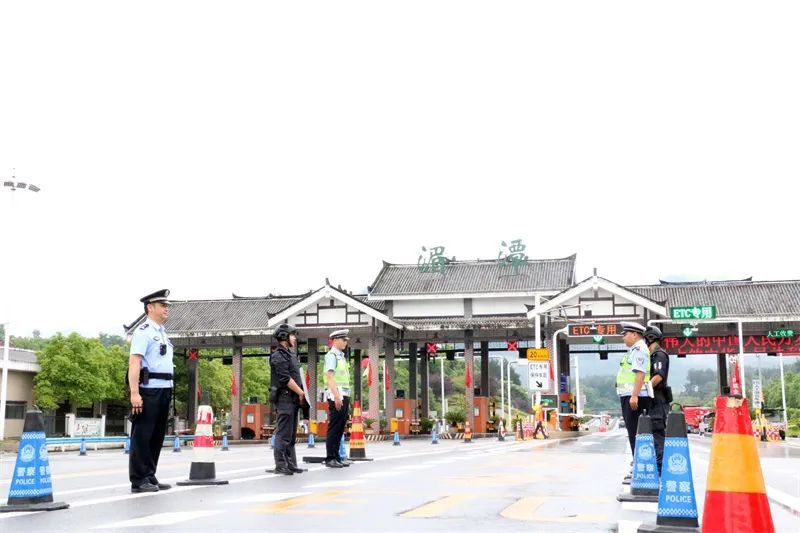 在重要时间节点,加强我县黄家坝收费站和湄潭东收费站卡点的武装设卡