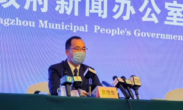 漳州市政府新闻发言人,市政府副秘书长,政府办主任黄佳生:图为发布会