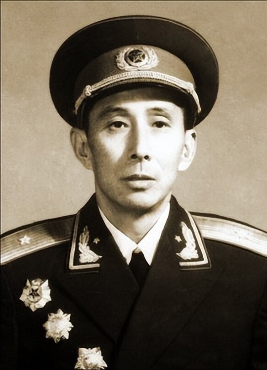 黄镇(1909年-1989年),学名世元,安徽桐城(今枞阳县横埠镇黄山村)人.