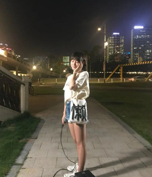 网红小阿七路人视角曝光,身材不超过1米5,十公分增高鞋抢镜