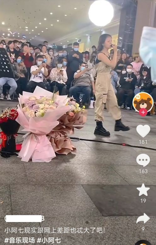 网红小阿七路人视角曝光,身材不超过1米5,十公分增高鞋抢镜