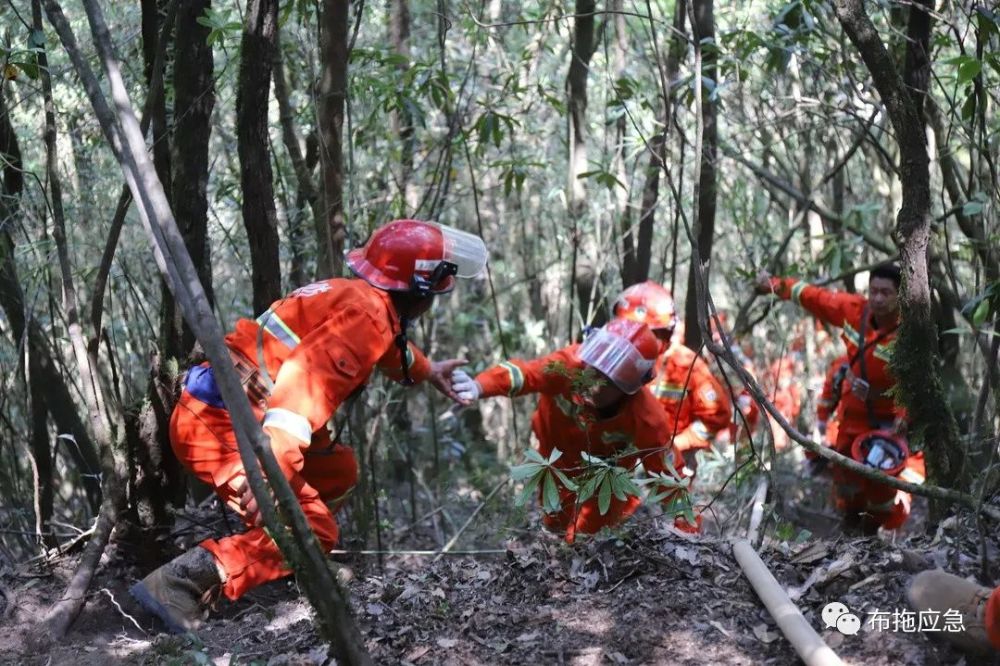 一方有难八方支援布拖县综合应急救援大队增援扑救冕宁420森林火灾