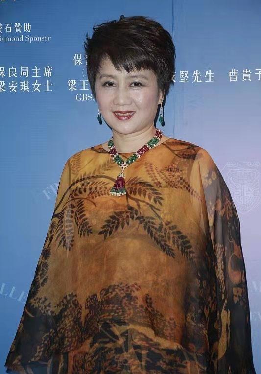四太梁安琪太敢穿了,古风娃娃裙却搭日系长筒袜,搭配累赘不高级
