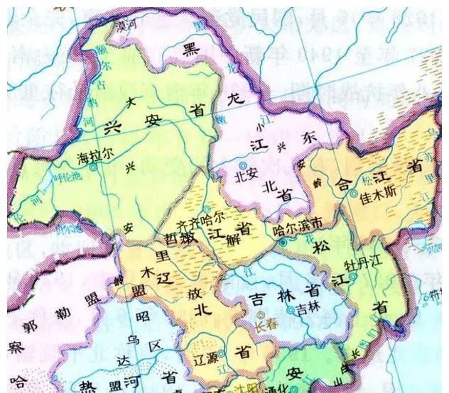 从品级来说,热河都统是从一品,与清朝的八大总督是平级.