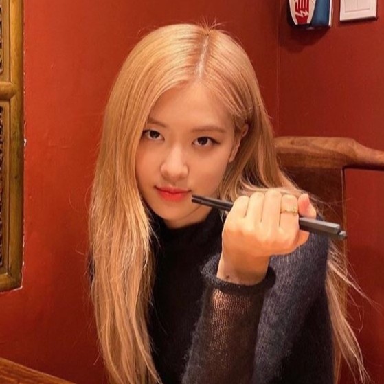 blackpink金发rose朴彩英