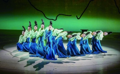 女舞者们身着青绿衣,发髻高耸,体态摇曳,神韵合一,最终融为《千里江山