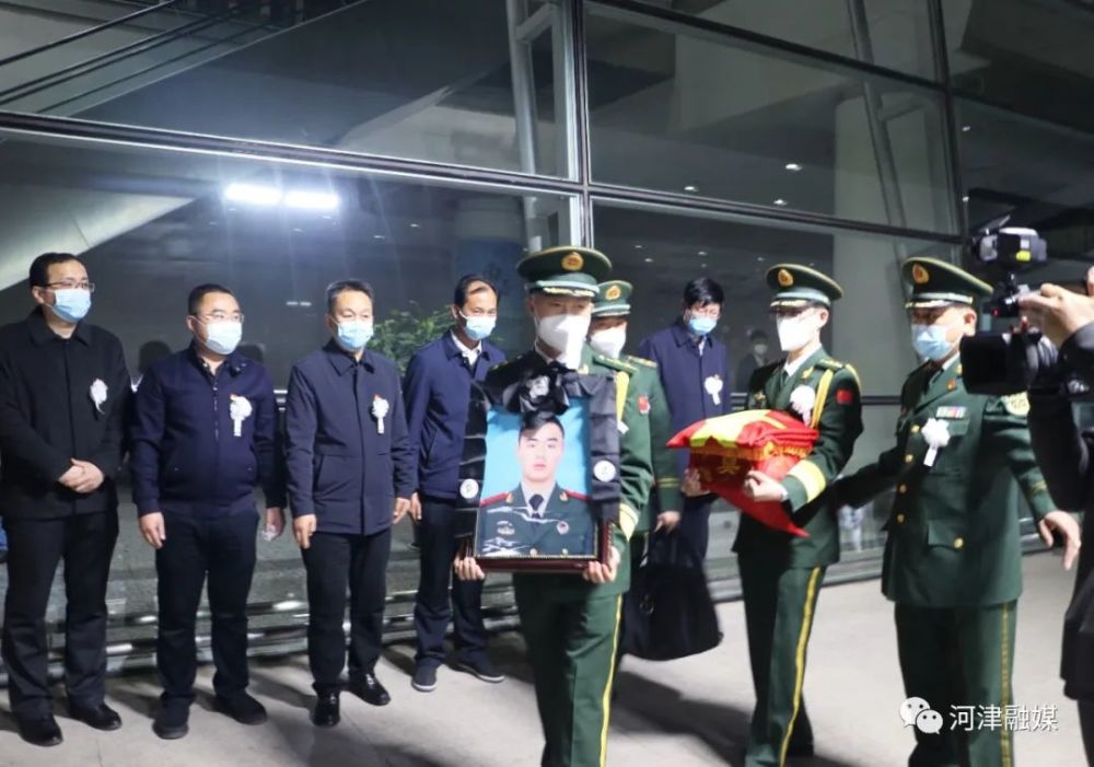 一架载有张哲烈士骨灰,遗像的飞机降落在运城张孝机场