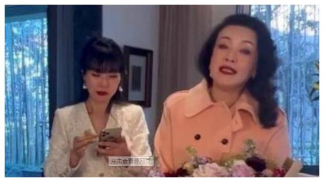 然而就在网友纷纷猜测时,有人扒出了她与赌王三太,陈婉珍的合照,看着