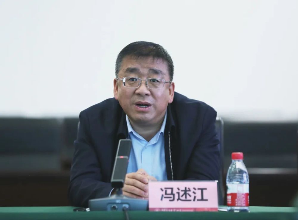 冯述江代表市政府感谢校区与工商银行在人才培养和推动地方经济发展等