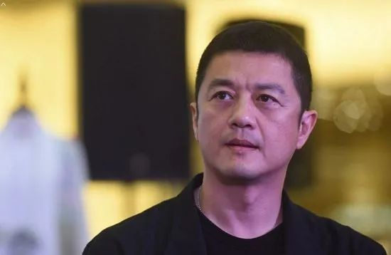 转战短视频的李亚鹏,风格定位类似于中年雅士,摆弄茶器,花器,瓷器,讲