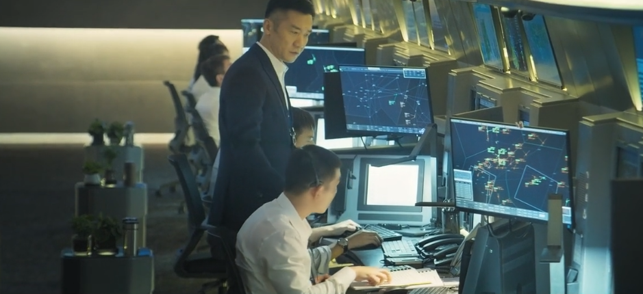 中国机长飞机万米高空玻璃破碎机长冷静应对创造世界奇迹
