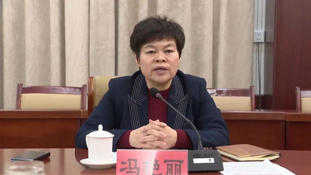 巨野县委书记冯艳丽要以坐不住等不起拖不得的危机感和紧迫感帮助企业