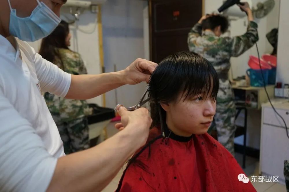 面貌"新"了女兵们头发"短"了役前教育训练期间是大家必修的"第一课"