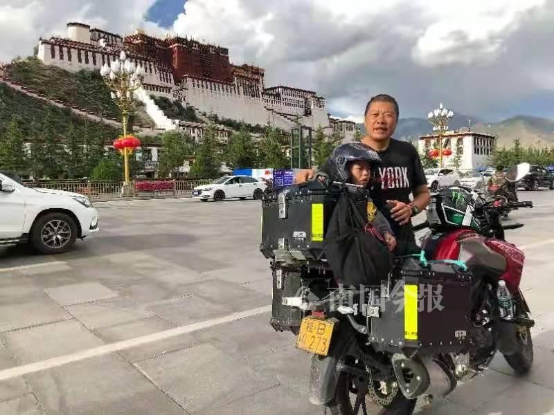 共乘一辆摩托车,餐风露宿,踏遍千山,终于来到布达拉宫