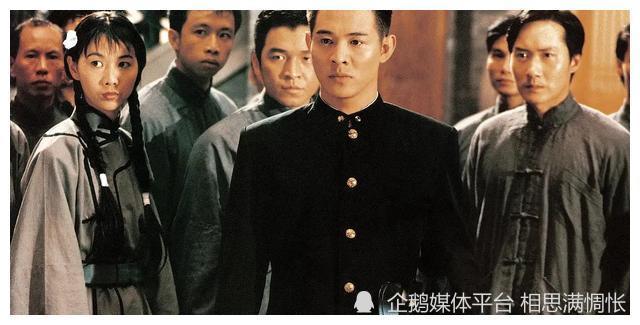 身着中山装的李连杰演出了青年陈真的正气俊朗,观众头一次见到平头能