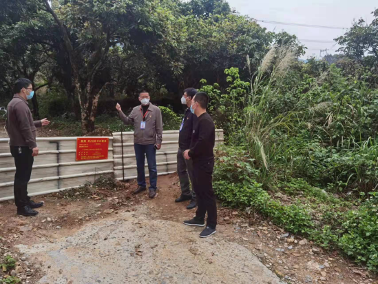 摸清情况后,工作队马上让村支书布置48名单元格长挨家挨户入户核实,并