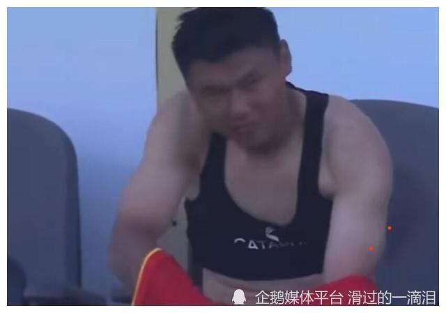 中国男足新星是白斩鸡媒体人希望球迷别骂他确实没腹肌