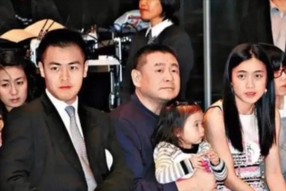 刘銮雄41岁长子刘鸣炜与前妻诞下龙凤胎12年后再婚小10岁女友