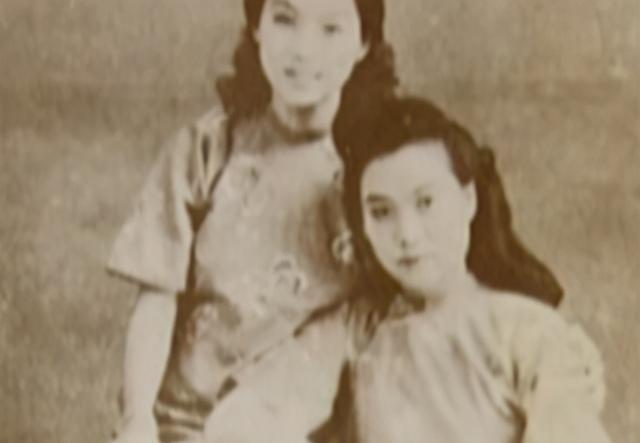 新凤霞与小白玉霜妻子生病以后,丈夫吴祖光不离不弃地照顾着妻子.