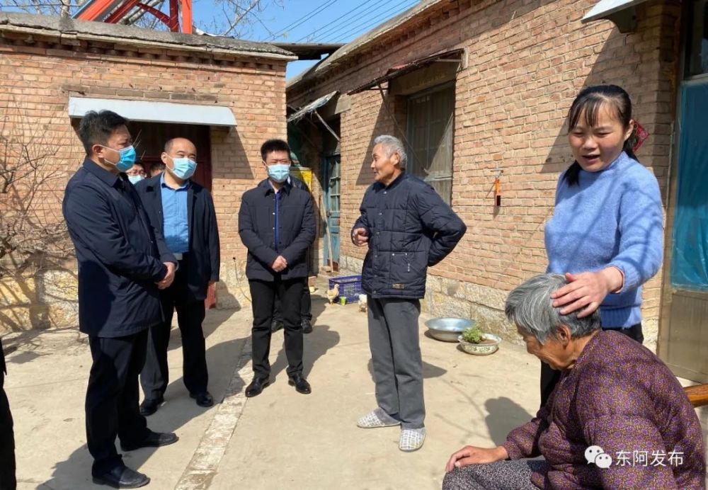在走访脱贫群众时,贾连勇详细了解脱贫群众目前收入状