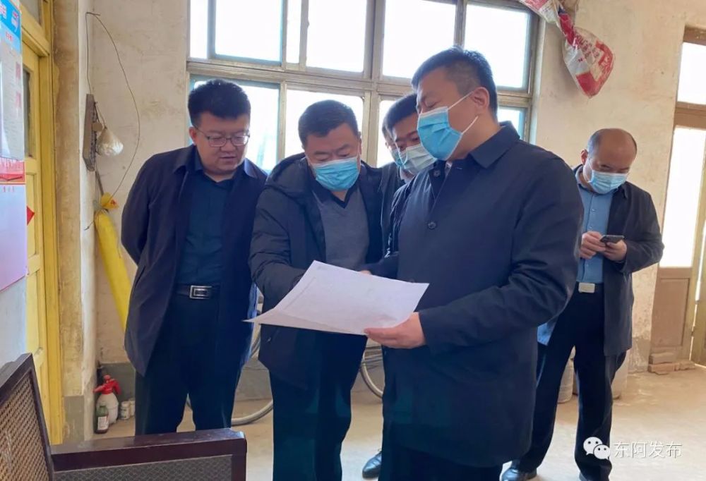 在走访脱贫群众时,贾连勇详细了解脱贫群众目前收入状