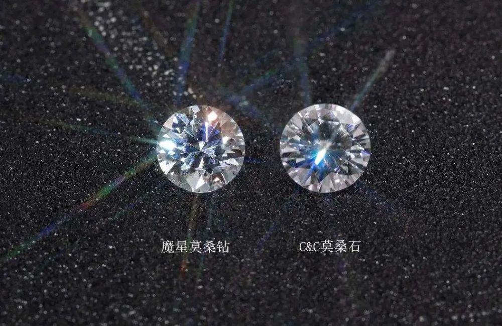 莫桑钻是人工合成的一种石头,化学名称为合成碳化硅.