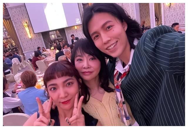 林瑞阳携妻女悠闲逛商场,一身黑衣包裹严实,儿子林禹见准丈母娘