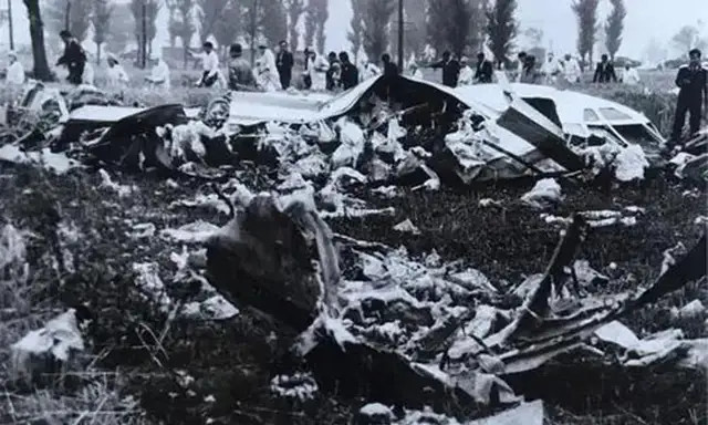 中飞机在空中解体,坠落在距咸阳机场49公里处的长安县鸣犊镇农田中
