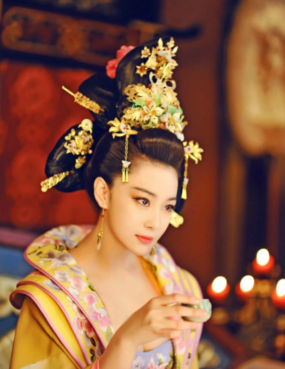 在2013年,张馨予和李晨同时接到了新版《武媚娘传奇