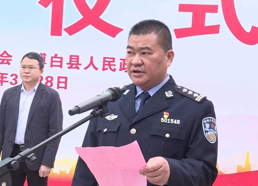 县城投公司董事长莫福能在仪式上作了发言.