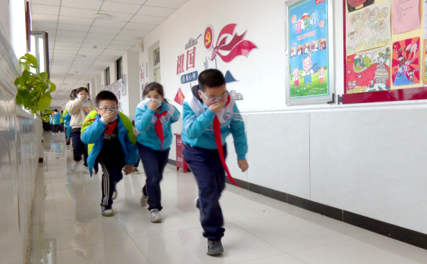 学生刘曦晨说"今天的消防知识竞赛,我学到了很多的消防知识,以后如果