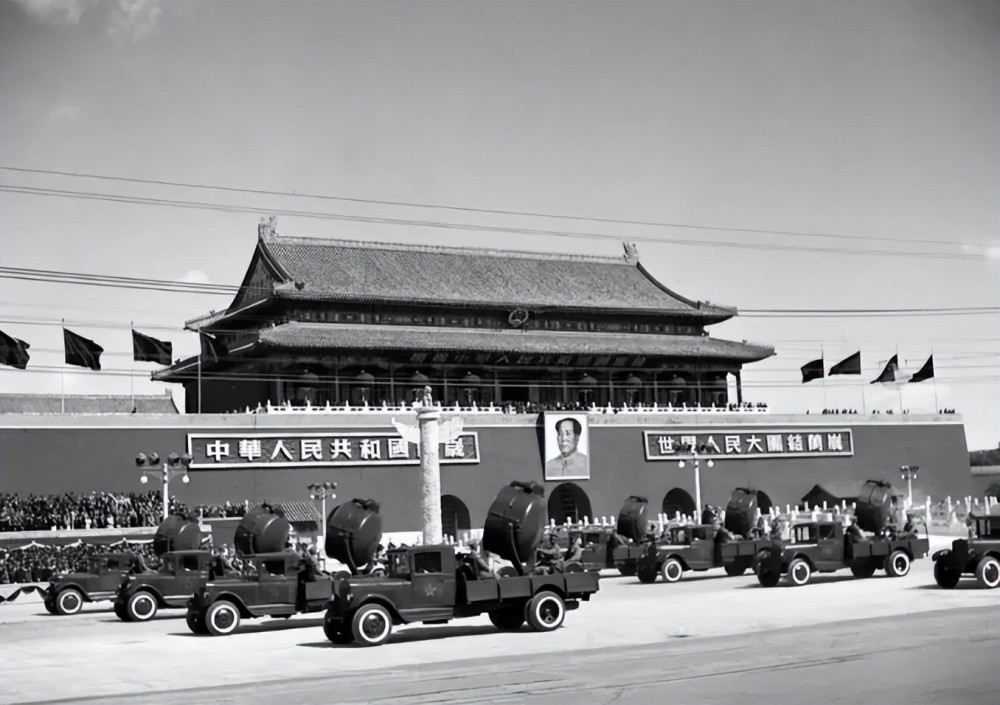 1949年开国大典为何最初没有安排阅兵式最终是谁提出阅兵建议的