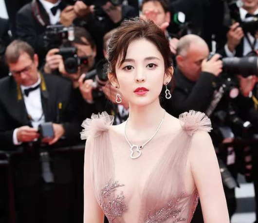 2022年金鹰女神最大热门杨紫和古力娜扎她们都拿什么来竞争