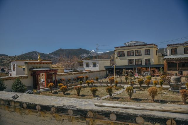 香格里拉最大的寺庙，这里禁止打篮球，刷新了我的认知