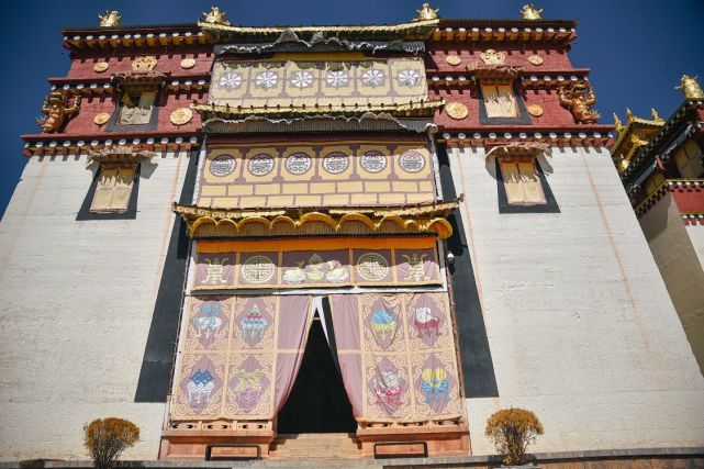 香格里拉最大的寺庙，这里禁止打篮球，刷新了我的认知