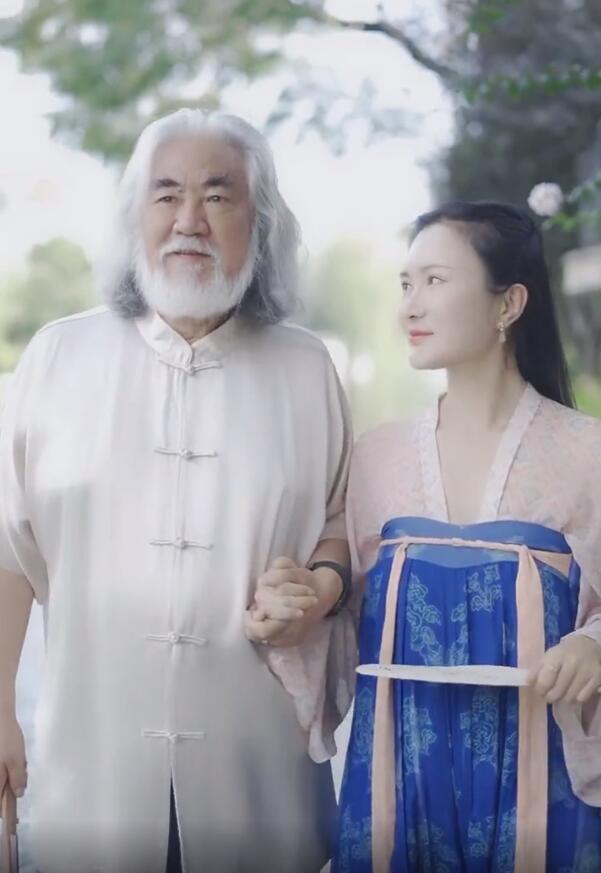 杜星霖小腹隆起疑怀三胎:家里又迎来新春天,借忘年恋佳话回击网暴,称